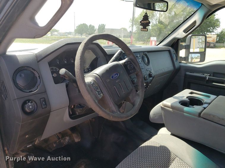 image for item IP9378 2016 Ford F350 Super Duty  Crew Cab flatbed pickup truck