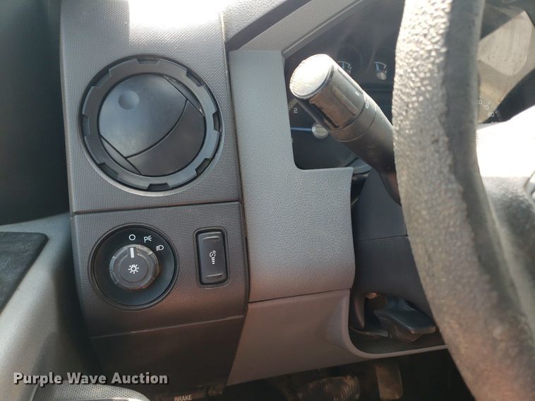 image for item IP9378 2016 Ford F350 Super Duty  Crew Cab flatbed pickup truck