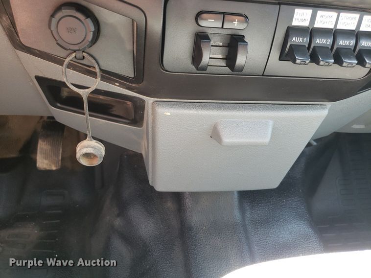 image for item IP9378 2016 Ford F350 Super Duty  Crew Cab flatbed pickup truck