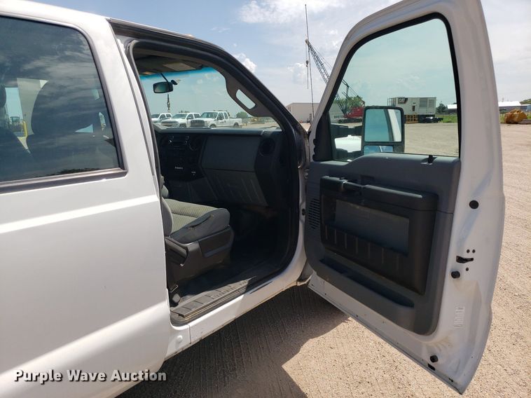 image for item IP9378 2016 Ford F350 Super Duty  Crew Cab flatbed pickup truck