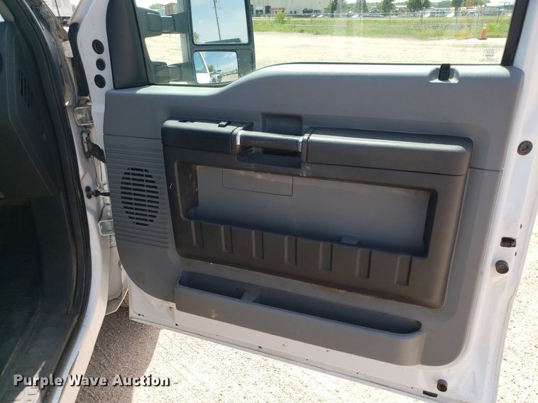 image for item IP9378 2016 Ford F350 Super Duty  Crew Cab flatbed pickup truck