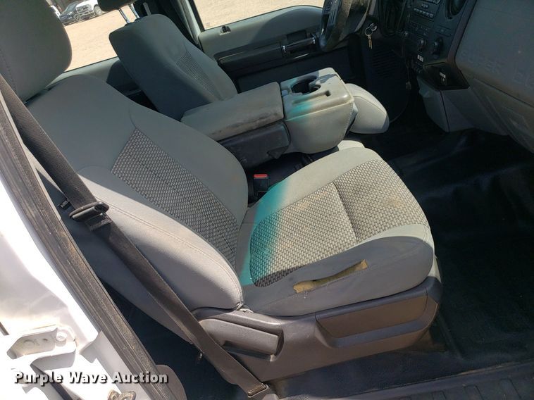 image for item IP9378 2016 Ford F350 Super Duty  Crew Cab flatbed pickup truck