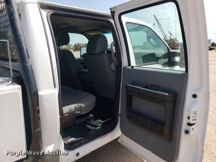 image for item IP9378 2016 Ford F350 Super Duty  Crew Cab flatbed pickup truck