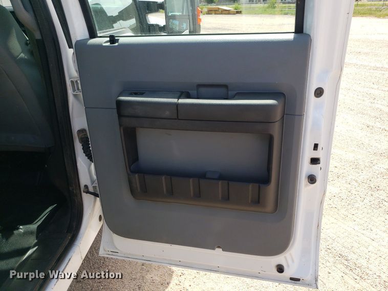 image for item IP9378 2016 Ford F350 Super Duty  Crew Cab flatbed pickup truck