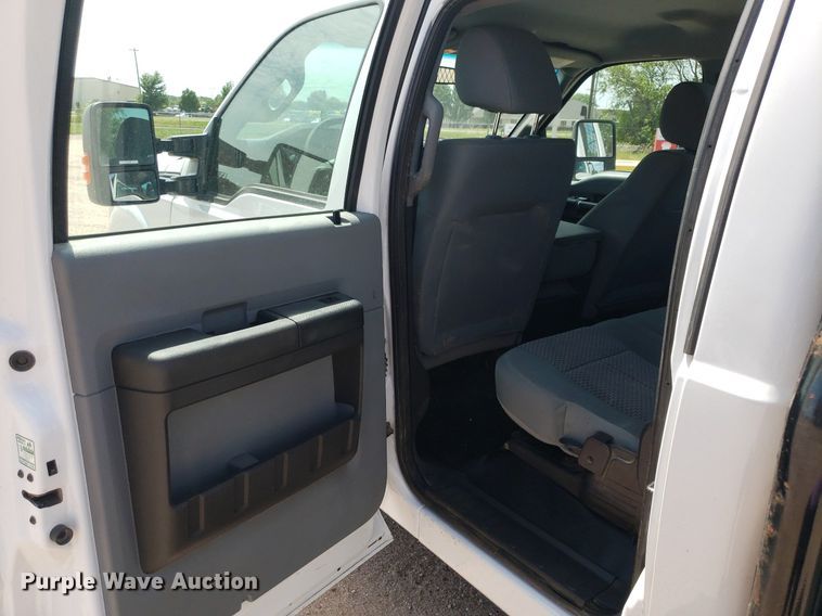 image for item IP9378 2016 Ford F350 Super Duty  Crew Cab flatbed pickup truck