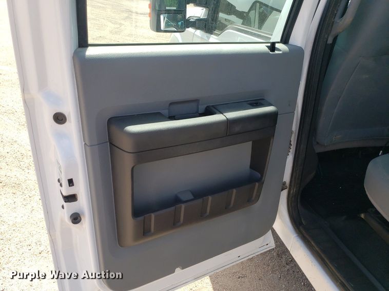 image for item IP9378 2016 Ford F350 Super Duty  Crew Cab flatbed pickup truck