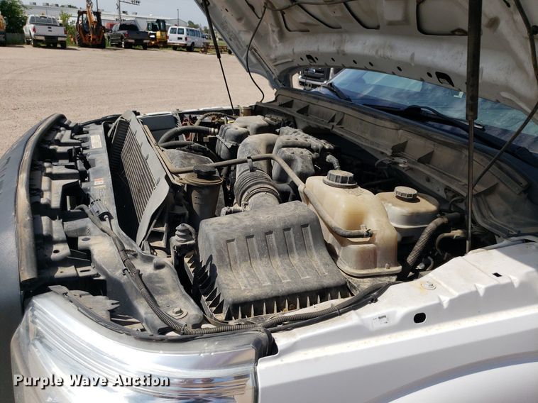 image for item IP9378 2016 Ford F350 Super Duty  Crew Cab flatbed pickup truck