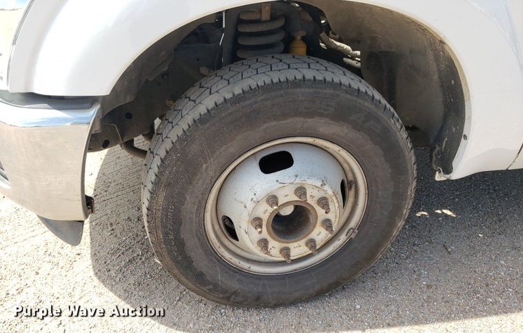 image for item IP9378 2016 Ford F350 Super Duty  Crew Cab flatbed pickup truck