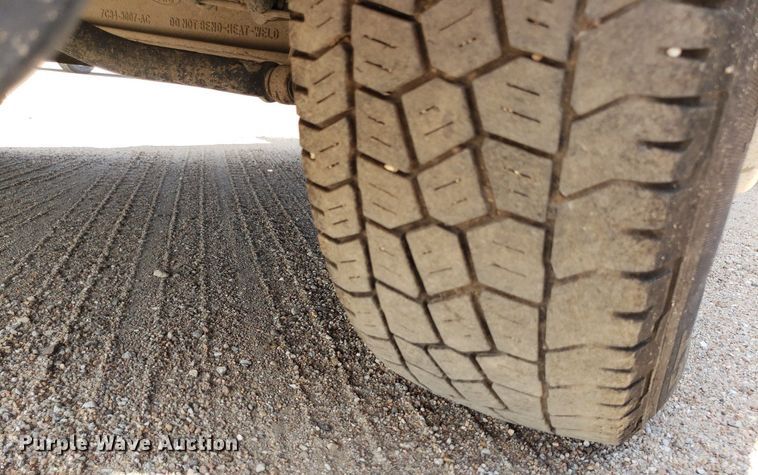 image for item IP9378 2016 Ford F350 Super Duty  Crew Cab flatbed pickup truck