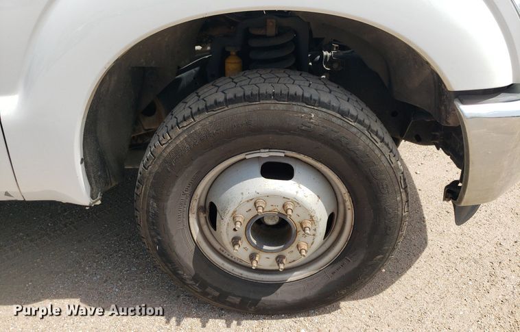 image for item IP9378 2016 Ford F350 Super Duty  Crew Cab flatbed pickup truck