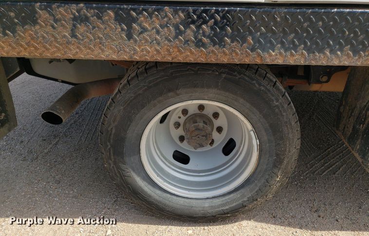 image for item IP9378 2016 Ford F350 Super Duty  Crew Cab flatbed pickup truck