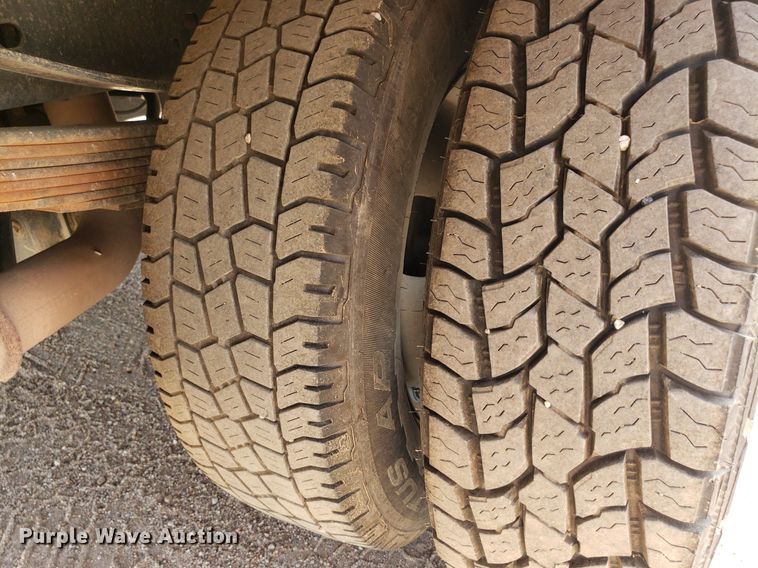 image for item IP9378 2016 Ford F350 Super Duty  Crew Cab flatbed pickup truck