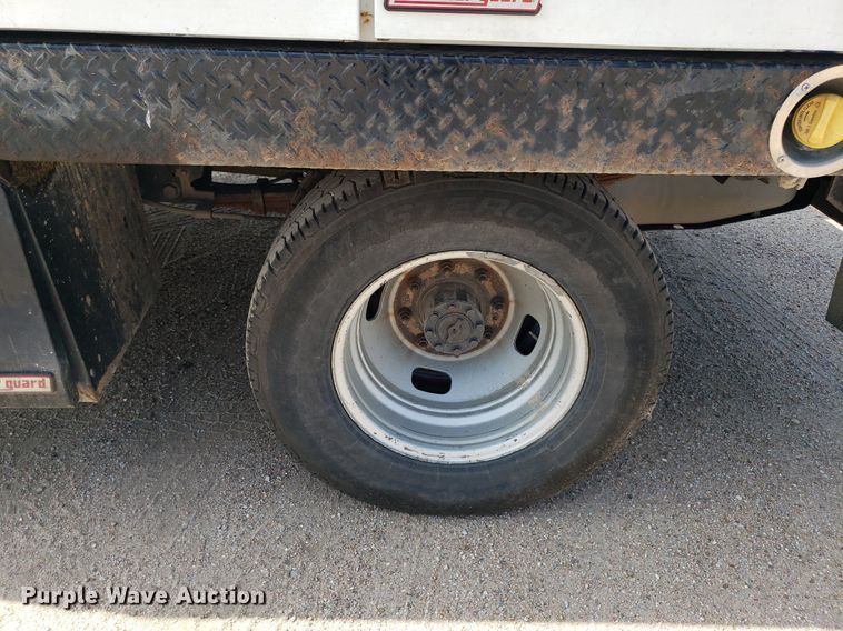 image for item IP9378 2016 Ford F350 Super Duty  Crew Cab flatbed pickup truck