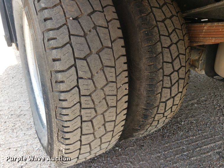 image for item IP9378 2016 Ford F350 Super Duty  Crew Cab flatbed pickup truck