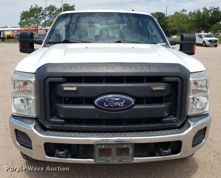 image for item IP9381 2016 Ford F250 Super Duty  Crew Cab flatbed pickup truck