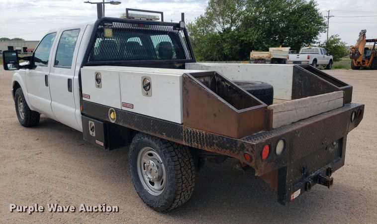 image for item IP9381 2016 Ford F250 Super Duty  Crew Cab flatbed pickup truck