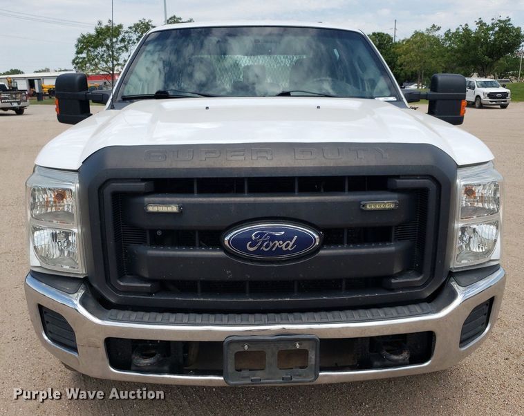 image for item IP9381 2016 Ford F250 Super Duty  Crew Cab flatbed pickup truck