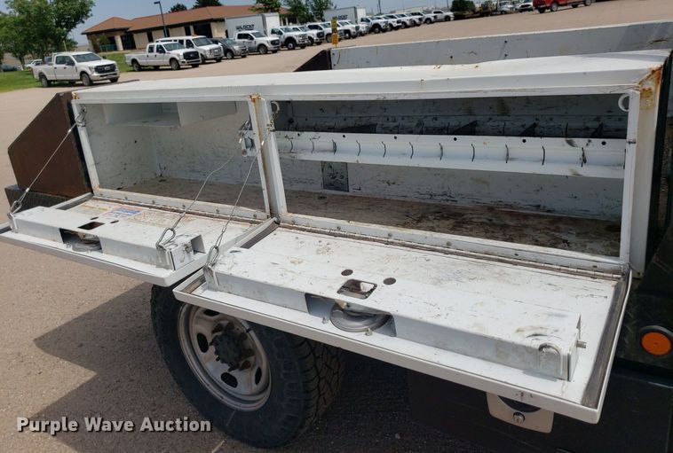 image for item IP9381 2016 Ford F250 Super Duty  Crew Cab flatbed pickup truck