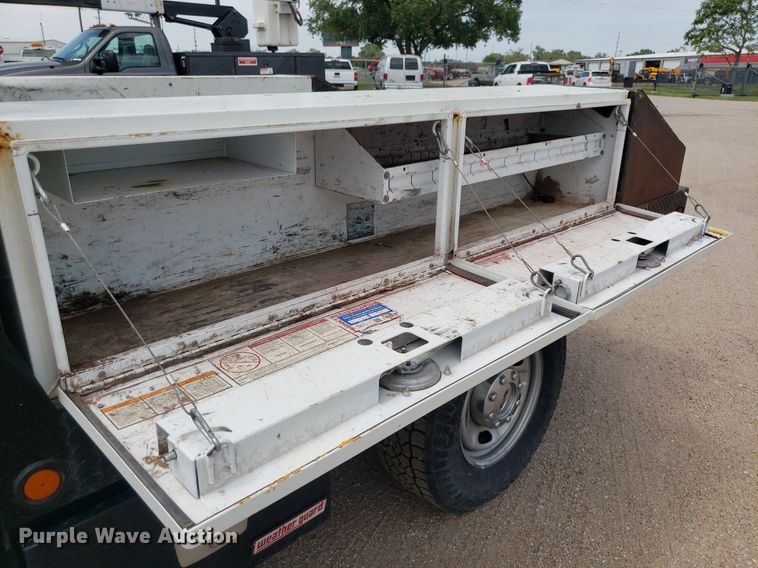 image for item IP9381 2016 Ford F250 Super Duty  Crew Cab flatbed pickup truck