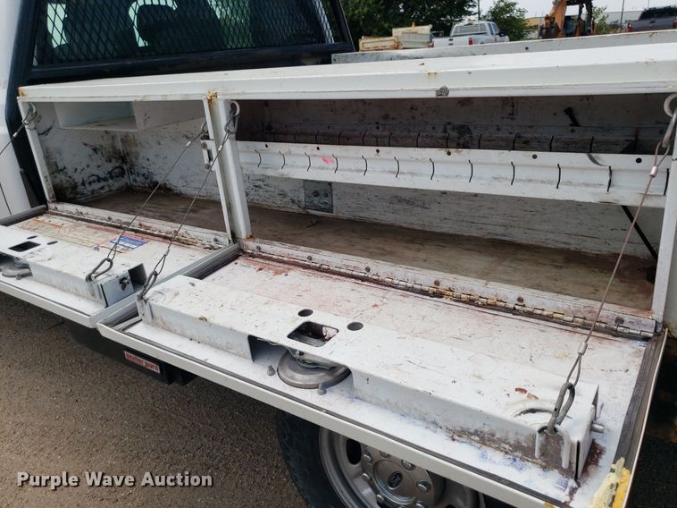 image for item IP9381 2016 Ford F250 Super Duty  Crew Cab flatbed pickup truck