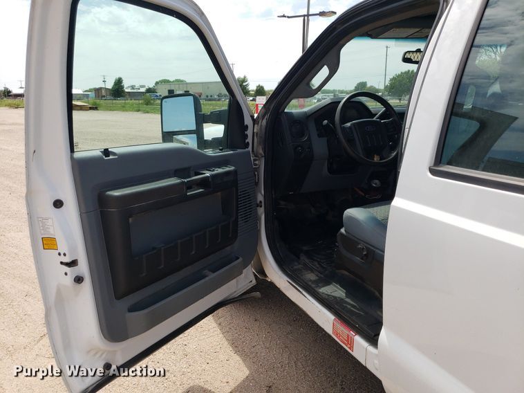 image for item IP9381 2016 Ford F250 Super Duty  Crew Cab flatbed pickup truck