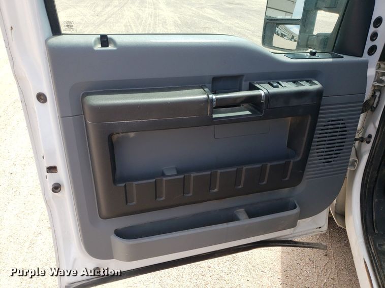 image for item IP9381 2016 Ford F250 Super Duty  Crew Cab flatbed pickup truck