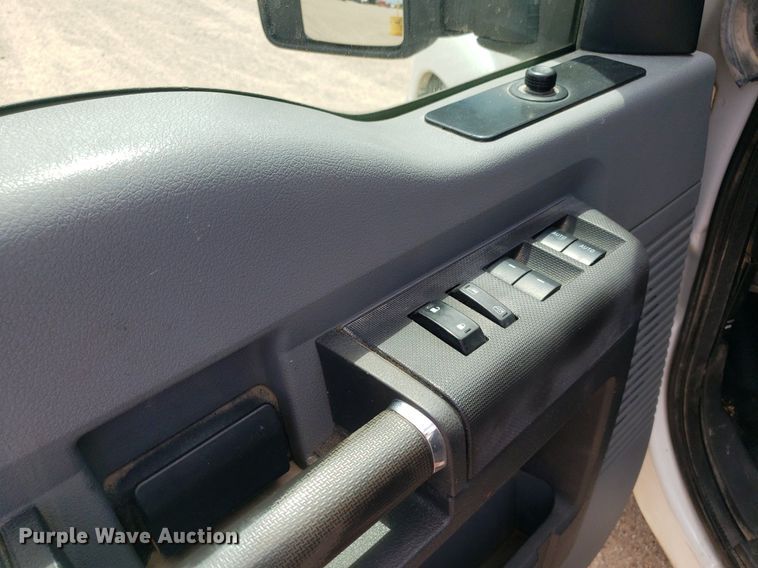 image for item IP9381 2016 Ford F250 Super Duty  Crew Cab flatbed pickup truck