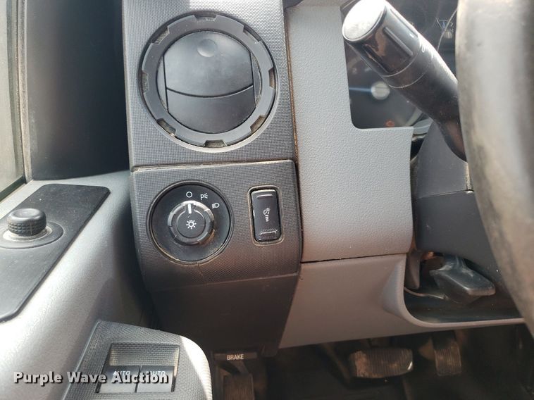 image for item IP9381 2016 Ford F250 Super Duty  Crew Cab flatbed pickup truck