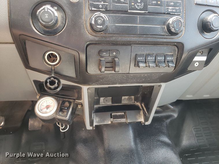 image for item IP9381 2016 Ford F250 Super Duty  Crew Cab flatbed pickup truck