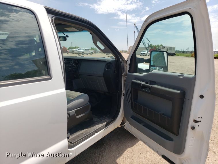 image for item IP9381 2016 Ford F250 Super Duty  Crew Cab flatbed pickup truck