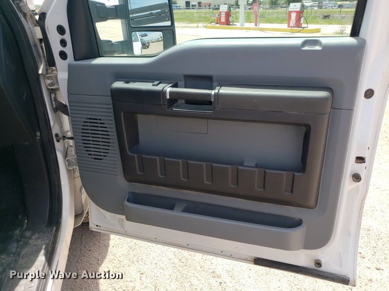 image for item IP9381 2016 Ford F250 Super Duty  Crew Cab flatbed pickup truck