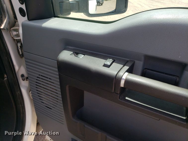 image for item IP9381 2016 Ford F250 Super Duty  Crew Cab flatbed pickup truck