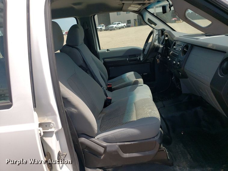 image for item IP9381 2016 Ford F250 Super Duty  Crew Cab flatbed pickup truck