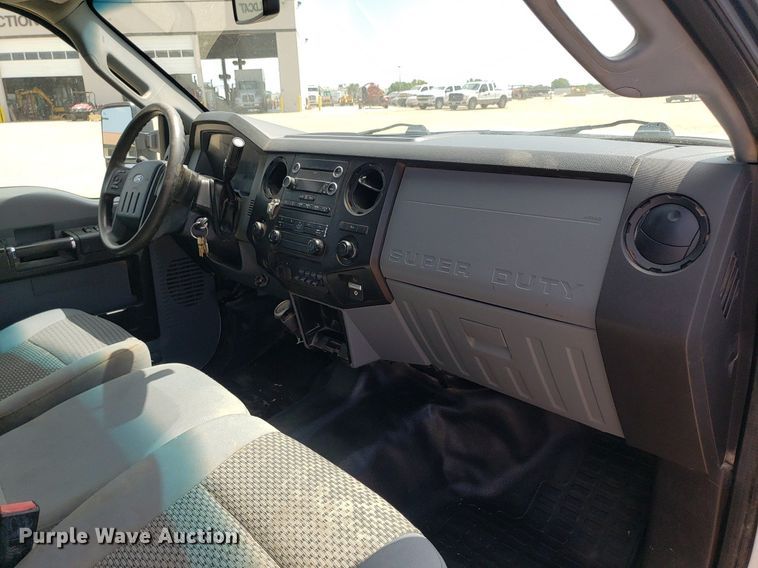 image for item IP9381 2016 Ford F250 Super Duty  Crew Cab flatbed pickup truck