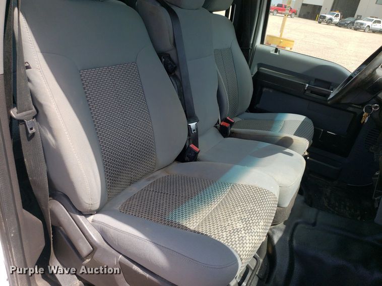 image for item IP9381 2016 Ford F250 Super Duty  Crew Cab flatbed pickup truck