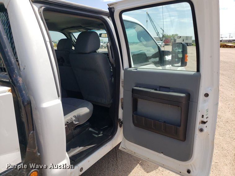 image for item IP9381 2016 Ford F250 Super Duty  Crew Cab flatbed pickup truck