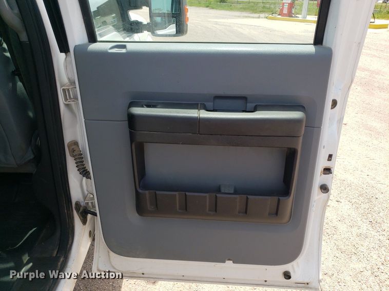 image for item IP9381 2016 Ford F250 Super Duty  Crew Cab flatbed pickup truck