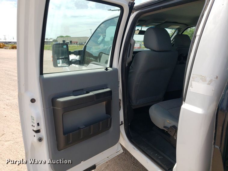 image for item IP9381 2016 Ford F250 Super Duty  Crew Cab flatbed pickup truck