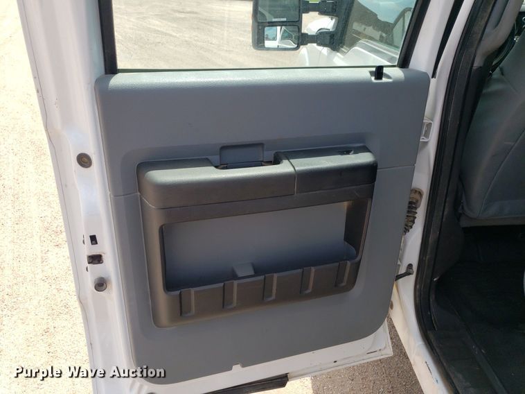 image for item IP9381 2016 Ford F250 Super Duty  Crew Cab flatbed pickup truck