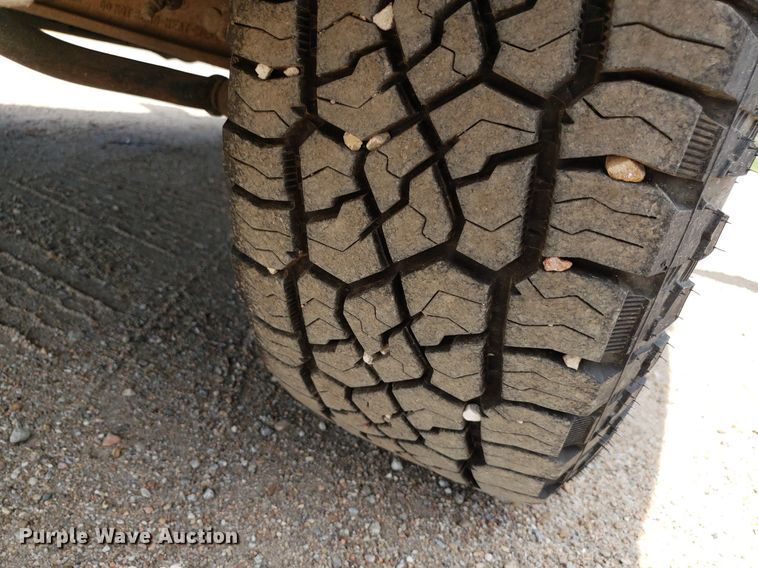 image for item IP9381 2016 Ford F250 Super Duty  Crew Cab flatbed pickup truck