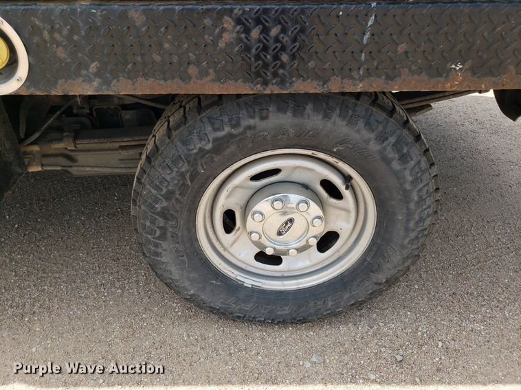 image for item IP9381 2016 Ford F250 Super Duty  Crew Cab flatbed pickup truck