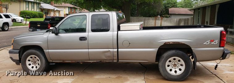 image for item IP9387 2006  Chevrolet Silverado 1500  Ext. Cab pickup truck