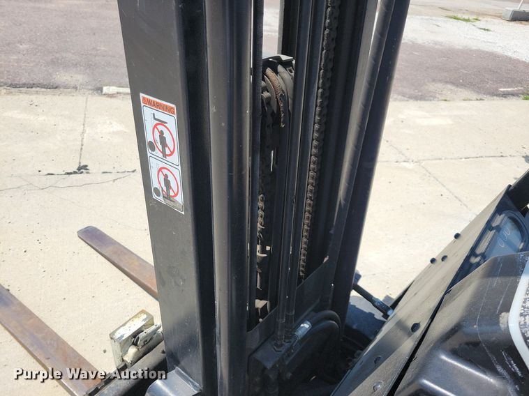 image for item JO9281 Yale GLC030AENUAE083  forklift