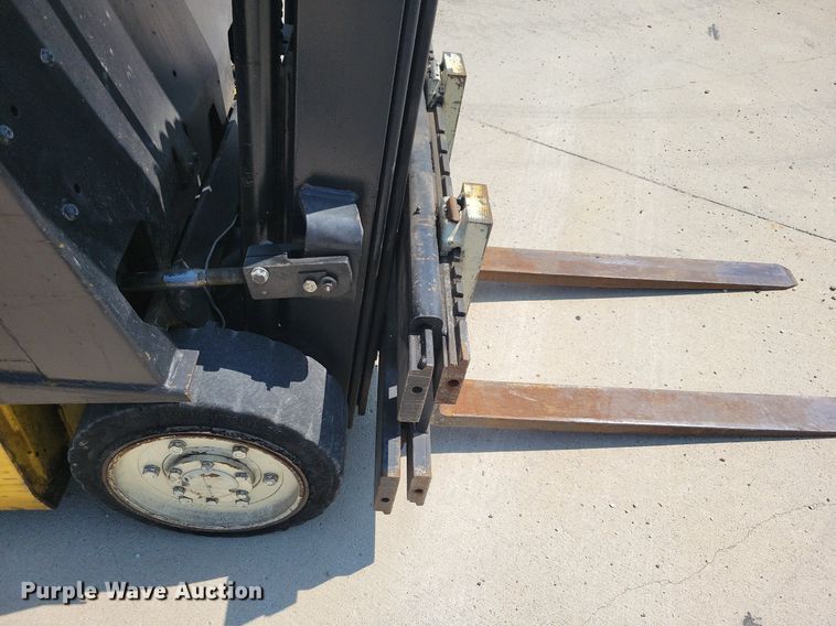 image for item JO9281 Yale GLC030AENUAE083  forklift