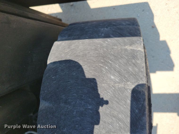 image for item JO9281 Yale GLC030AENUAE083  forklift