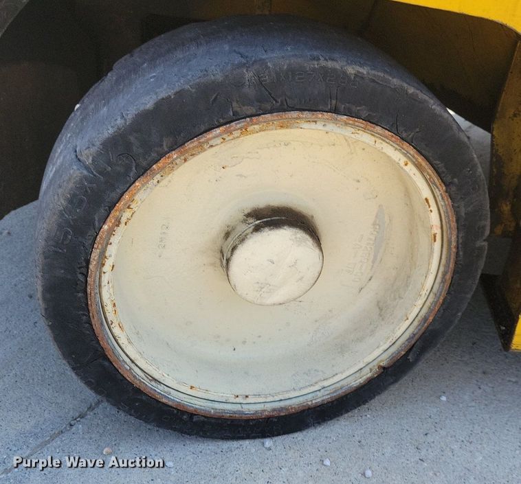 image for item JO9281 Yale GLC030AENUAE083  forklift