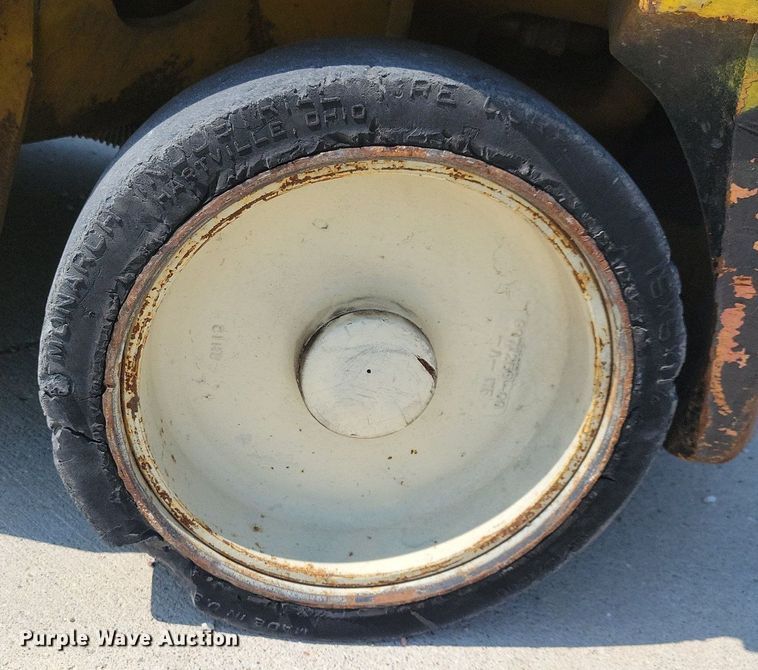 image for item JO9281 Yale GLC030AENUAE083  forklift