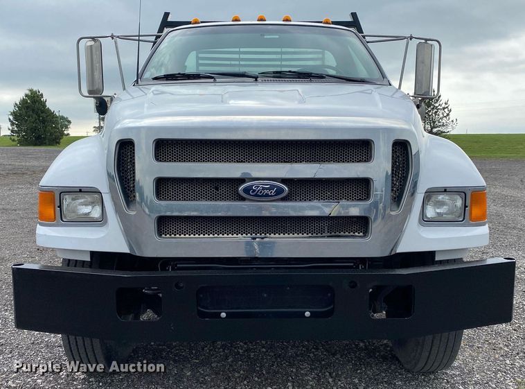 image for item KB9433 2005 Ford F750 Super Duty  flatbed truck