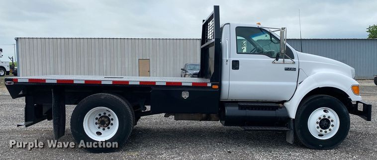image for item KB9433 2005 Ford F750 Super Duty  flatbed truck