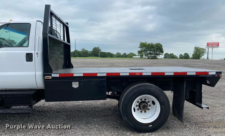 image for item KB9433 2005 Ford F750 Super Duty  flatbed truck